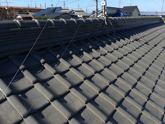 羽島市の戸建住宅で破風板の上の隙間に詰められた漆喰が劣化してはがれていた